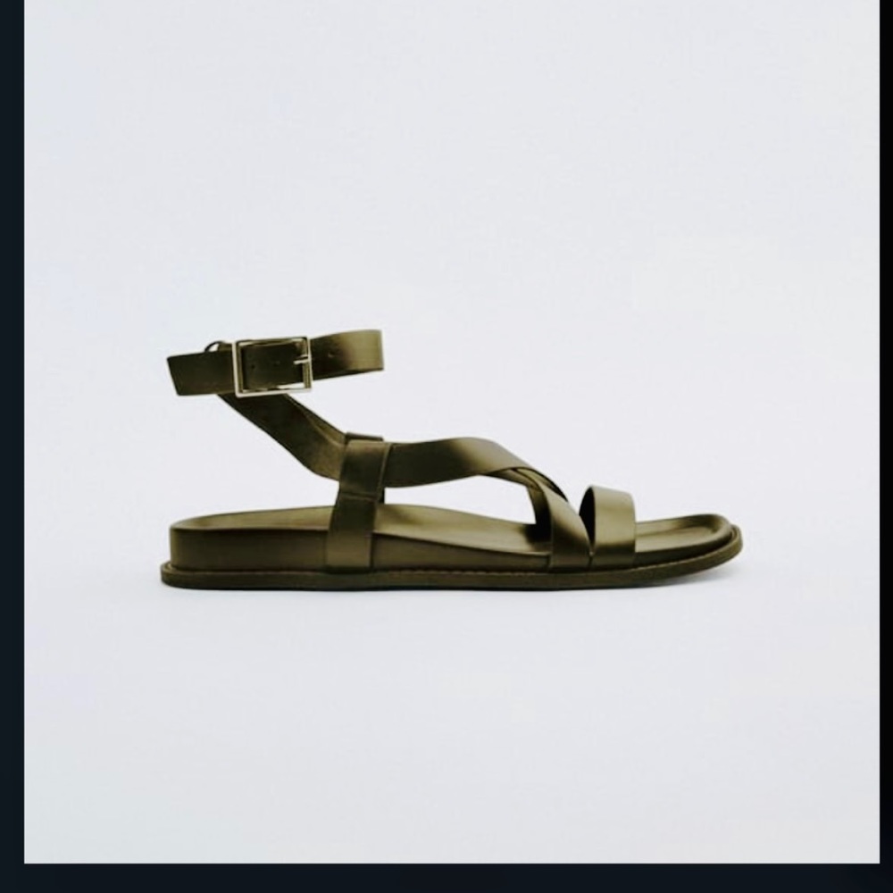 Extremely Comfortable - Buckled cross strap Flat sandal